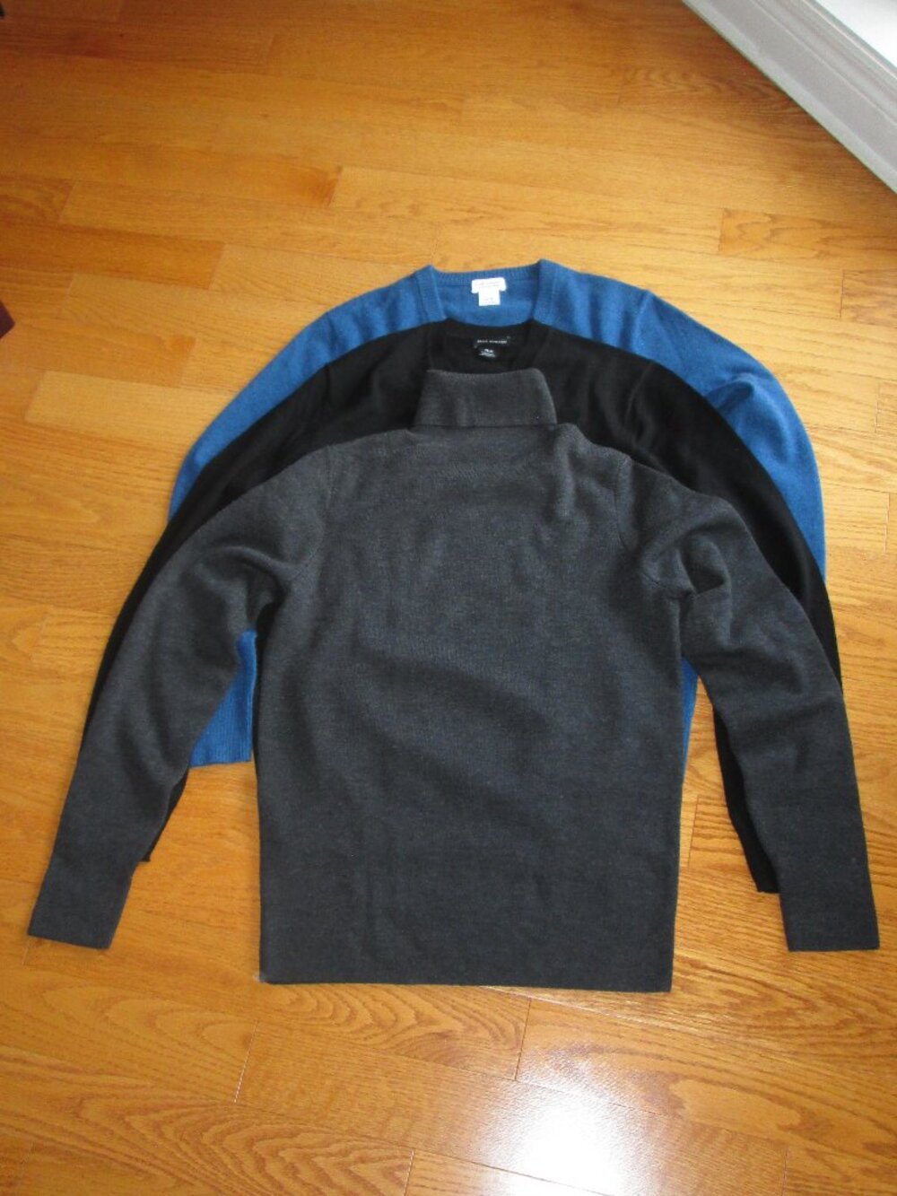 New without tags Men's Club Monaco Wool & Cashmere V-neck Sweaters Size XS